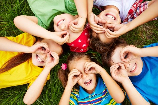 children playing togethre